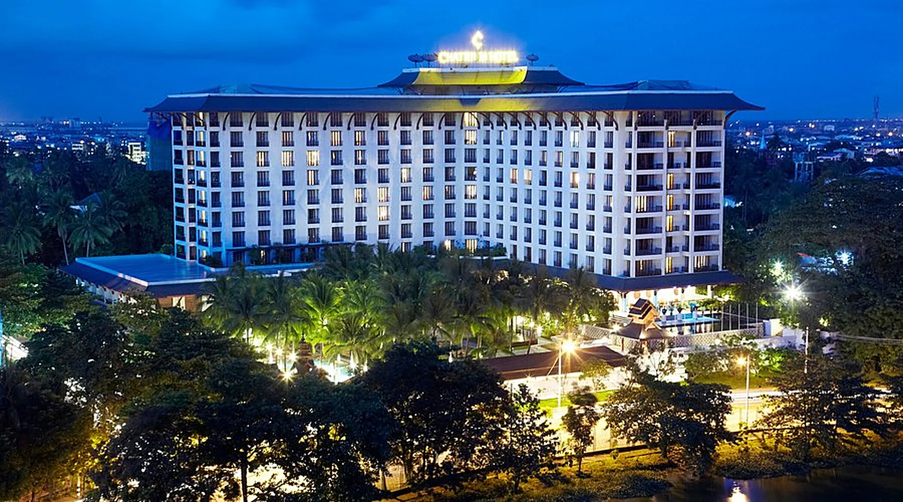 Hotel Nikko Royal Lake, today the Chatrium, at dusk